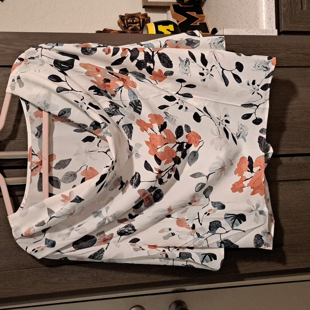 ♥️New White floral drape vneck top - Picture 5 of 8
